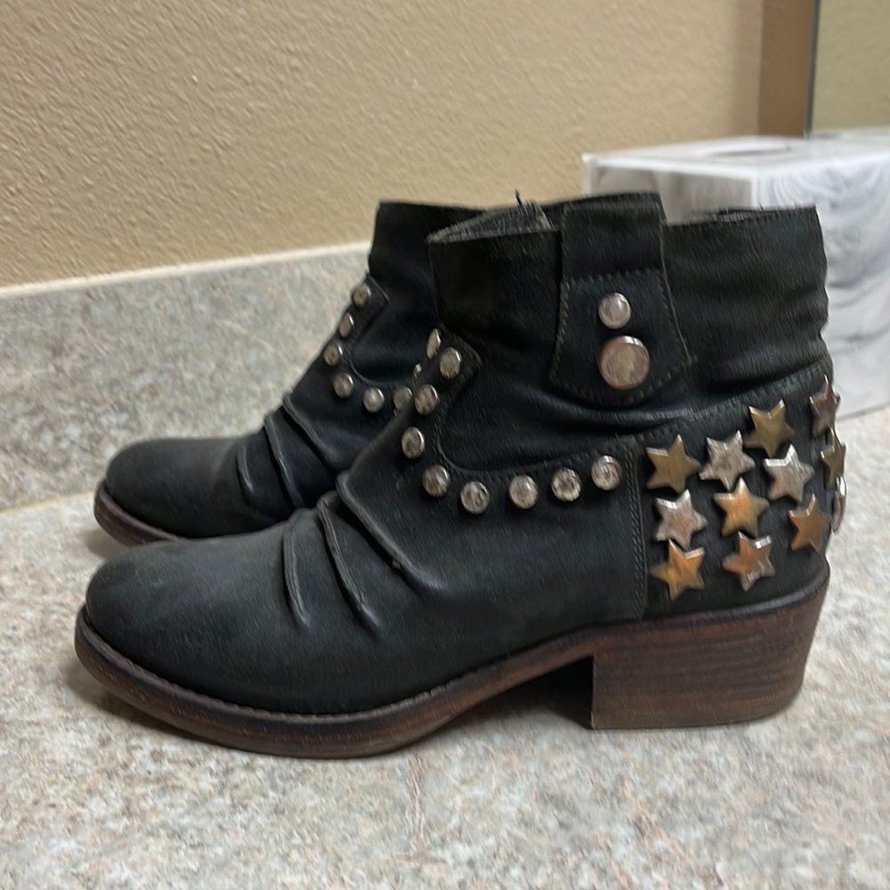 Strategia boots size 6.5